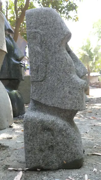 Product image of the product “Moai head, 75 cm H | Natural stone (Basanit), stonemasonry 75 cm”